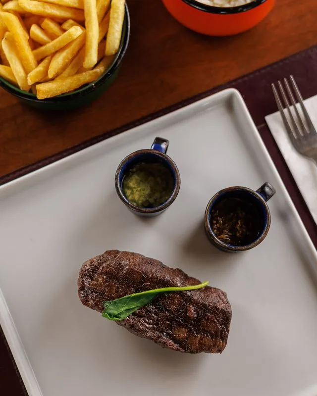 Bife de choriço grelhado e servido no ¡Vení! Parrilla
