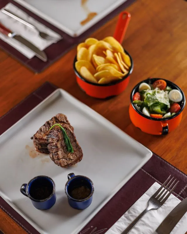 Coração de mignon grelhado e servido no ¡Vení! Parrilla