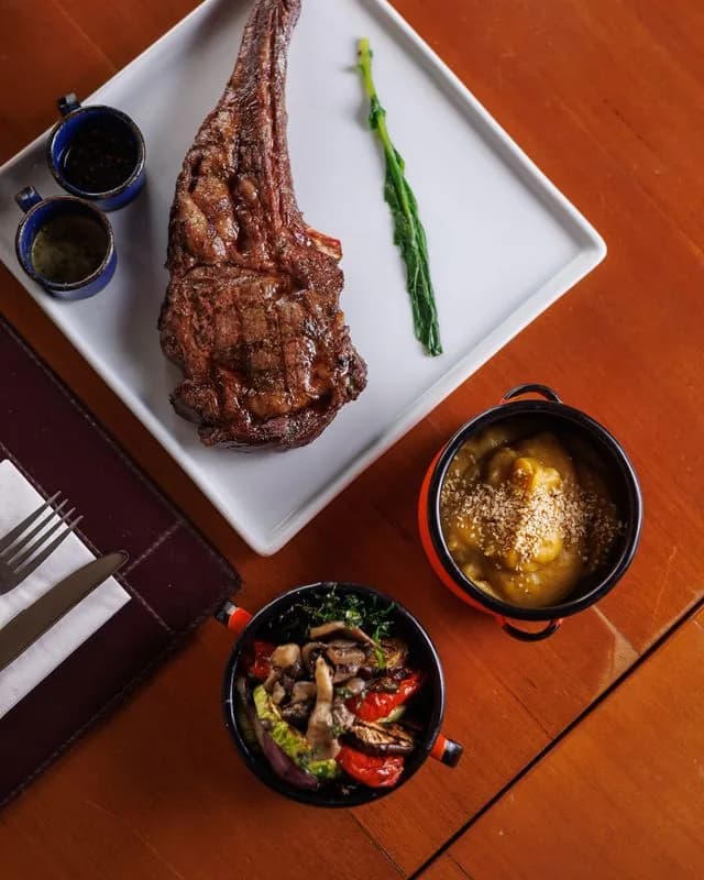 Prime Ribs Angus grelhado e servido no ¡Vení! Parrilla